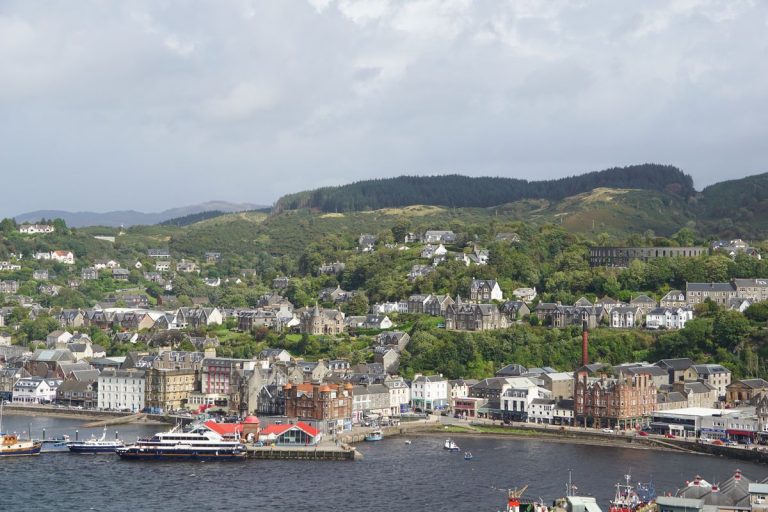 Blick über Oban – und eine geheimnisvolle Yacht